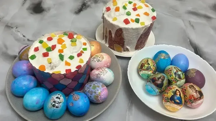 Красноярцам рассказали как выбрать продукты для пасхальных блюд Специалисты Красноярского филиала ФГБУ ЦОК АПК поделились советами по выбору качественных продуктов на Пасху Так для куличей важна правильная мука Для них подходит пшеничная мука с высоким содержанием белка до 14 г высшего или первого сорта произведенная по ГОСТу Выбирайте продукт в бумажном а не в полиэтиленовом пакете где он плохо хранится и быстро плесневеет Для покраски яиц эксперты советуют использовать натуральные красители например луковую шелуху чай каркаде куркуму свёклу шпинат кофе Также следует обращать внимание на качество яиц В магазине можно найти диетические и столовые яйца бывают на этикетке указаны буквами Д и С Диетические недавно снесли куры а через неделю они уже стали столовыми Цвет скорлупы не важен она должна быть чистой целой без трещин чтобы внутрь не попали опасные бактерии сальмонеллы листерии шероховатой и матовой глянцевая говорит о несвежести Хранить яйца нужно не более 25 суток при температуре до 20 градусов Перед использование их нужно обязательно мыть чтобы избавиться от микроорганизмов Свежесть яйца проверяют опустив его в воду Если всплыло то испорчено Фото sibnovosti ru   Подписаться на sibnovosti ru предложить новость
