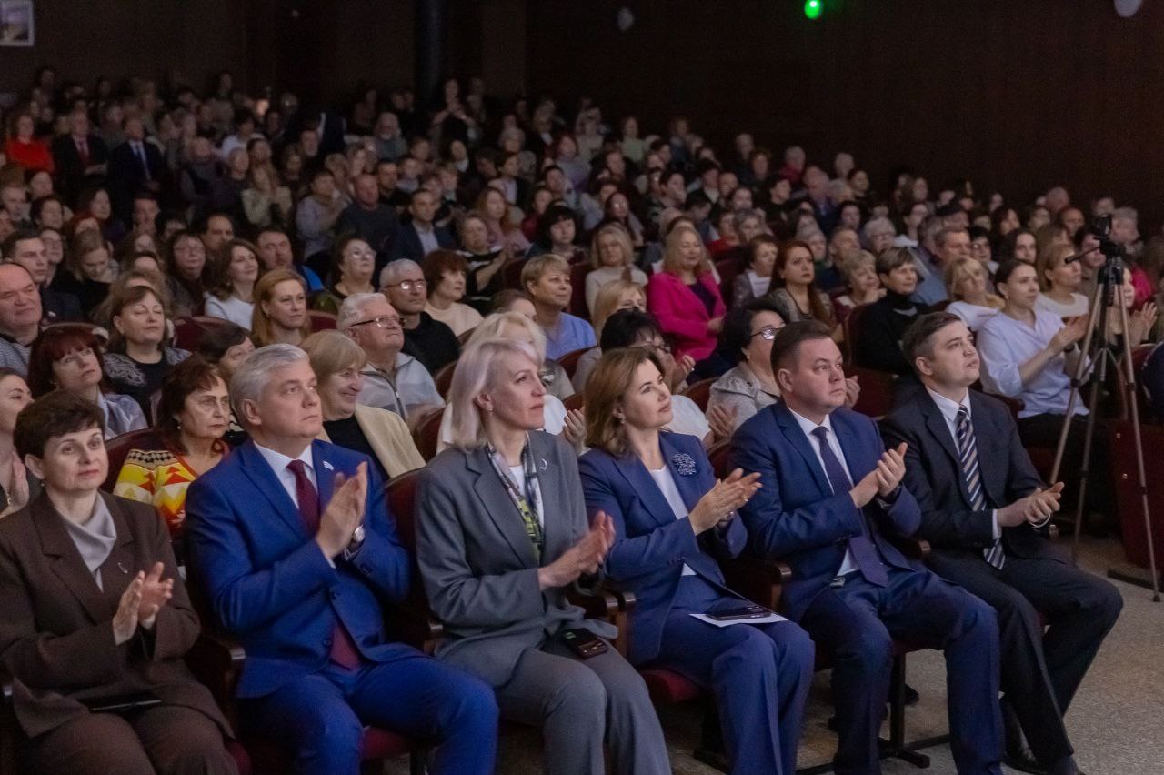 Сегодня Таганрогский музыкальный колледж торжественно отметил свое 65 летие С большим удовольствием приняла участие в событии поздравила и вручила благодарственные письма коллективу Юбилей это время подводить итоги праздновать достижения и строить планы на будущее Все эти годы преподаватели колледжа своим многогранным мастерством преданно служат профессии приумножая славу отечественного музыкального образования бережно хранят и развивают лучшие традиции русской исполнительской школы Многие известные музыканты и преподаватели Ростовской области и Российской Федерации являются выпускниками Таганрогского музыкального колледжа Выражаю искреннюю благодарность преподавателям за вклад в воспитание не одного поколения музыкантов Желаю новых достижений в развитии музыкального образования Донского региона Пусть творчество вдохновляет удача сопутствует а имена лучших учеников прославляют Таганрогский музыкальный колледж