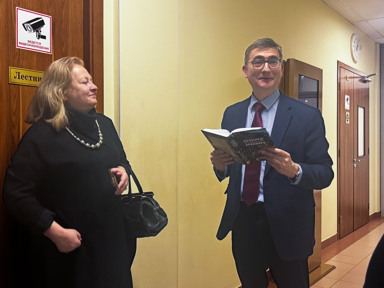 На суде по делу о книге Вишневского выступили эксперты Они объяснили где нашли экстремизм и вспомнили про Майн Кампф Сегодня городской суд рассматривал требование прокуратуры признать экстремистской книгу экс депутата Заксобрания Бориса Вишневского Хроники возрожденного Арканара передает корреспондент Бумаги Книга это сборник статей о политике которые Вишневский публиковал в СМИ в 2008 2015 годах Детали Сам Вишневский в Городской суд не пришел Его представляли адвокаты Андрей Чертков и Михаил Бирюков Поддержать политика в Горсуде пришли больше десяти человек Обвинение строится на основе психолого лингвистической экспертизы Ее авторы из РГПУ имени Герцена выступили на заседании Эксперты обвинения Психолог Алексей Богачев и религиовед Андрей Кузин зачитали цитаты из книги Вишневского В словах про Крым эксперты нашли призывы к нарушению территориальной ценности а в словах про политику российского государства призывы к насильственному свержению власти Автор задает вопрос Можно ли брать чужое Этим он внушает что якобы Крым это не территория России Под казалось бы простым детским вопросом скрывается манипуляция массовым сознанием считает психолог Богачев По мнению Богачева Вишневский внушает что российская власть террористическая насаждает чувство вины за аннексию Крыма и описывает внешнюю политику России как агрессию Эксперты также нашли в книге оскорбление чувств верующих В ответ на замечание стороны Вишневского о том что книга была выпущена десять лет назад Богачев вспомнил про Майн Кампф Сторона Вишневского Адвокаты акцентировали внимание на том что у психолога Богачева нет специализации в судебной экспертизе а у Кузина нет высшего филологического образования только курсы переподготовки По ходатайству стороны Вишневского суд выслушал лингвистку Светлану Должанскую Отзыв на экспертизу Должанская подготовила альтернативную оценку экспертизы По ее мнению авторы используют методы которые еще никогда не применялись в судебной практике нарушают процессуальные нормы а анализ подменяют своим мнением Я прочитала сотню экспертных заключений но такого шедевра я не видала Давление на политика 30 октября в Василеостровский суд поступил новый протокол на Вишневского за участие в деятельности нежелательной организации за интервью движению Голос Ранее штраф за это интервью отменил кассационный суд В октябре прошлого года Вишневского лишили мандата из за закона запретившего иноагентам занимать выборные должности Что важно знать Признанные экстремистскими материалы нельзя распространять а с 1 сентября даже искать их в интернете за это ввели штрафы Фото Бумага Подписывайтесь на Бумагу и предлагайте новости