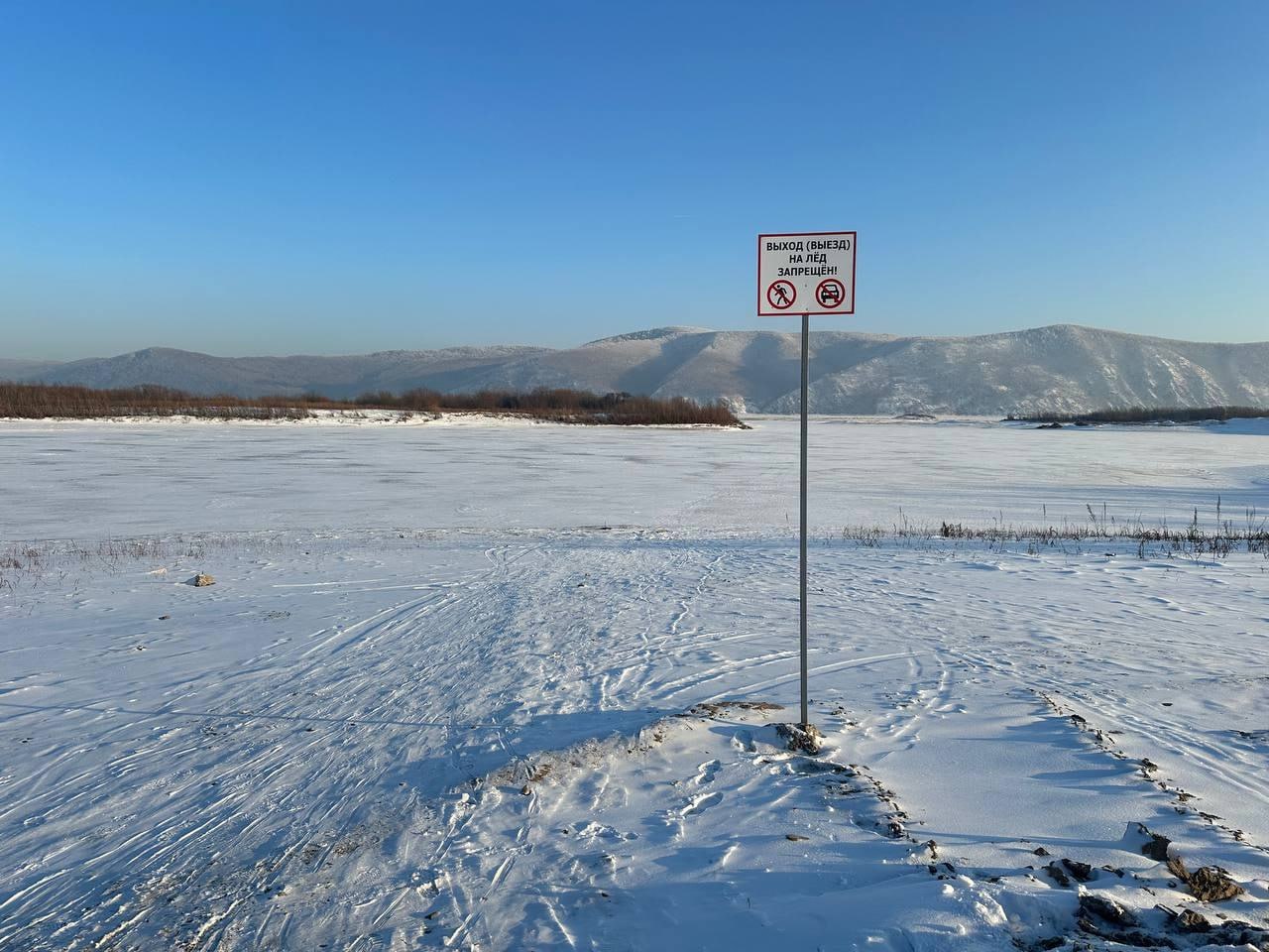 В Хабаровском крае ужесточили правила купания и выезда на лед   В Законодательной Думе Хабаровского края прошло первое в этом году заседание, на котором депутаты приняли несколько региональных законов.   Один из принятых законов вводит административную ответственность за несоблюдение требований, предписанных знаками безопасности «Купаться запрещено!» и «Переход  переезд  по льду запрещен».   За такое купание под знаком запрета гражданам грозит предупреждение или штраф от пятисот до тысячи рублей. За выезд на лед в зоне действия знака «Переход  переезд  по льду запрещен» наказание жёстче — три тысячи рублей для граждан, пять тысяч для должностных лиц и до пятидесяти тысяч для юридических. Протоколы об этих правонарушениях будут составлять должностные лица местного самоуправления.