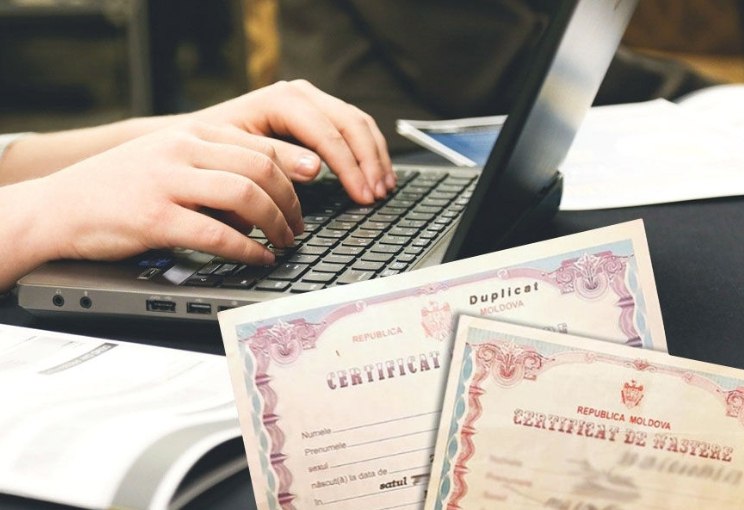С 1 ноября 2025 года граждане Молдовы с электронной подписью смогут подавать онлайн заявки на регистрацию рождения брака и другие услуги по актам гражданского состояния Документы будут доступны в электронном виде и могут проверяться в том числе за рубежом Закон упрощает процедуры отменяет территориальный принцип подачи заявок и позволяет получать документы онлайн или на бумаге с доставкой Новая система и платформа MConnect обеспечат прямой обмен данными между госучреждениями сокращая необходимость предоставлять дополнительные документы Подписаться Смотреть эфир
