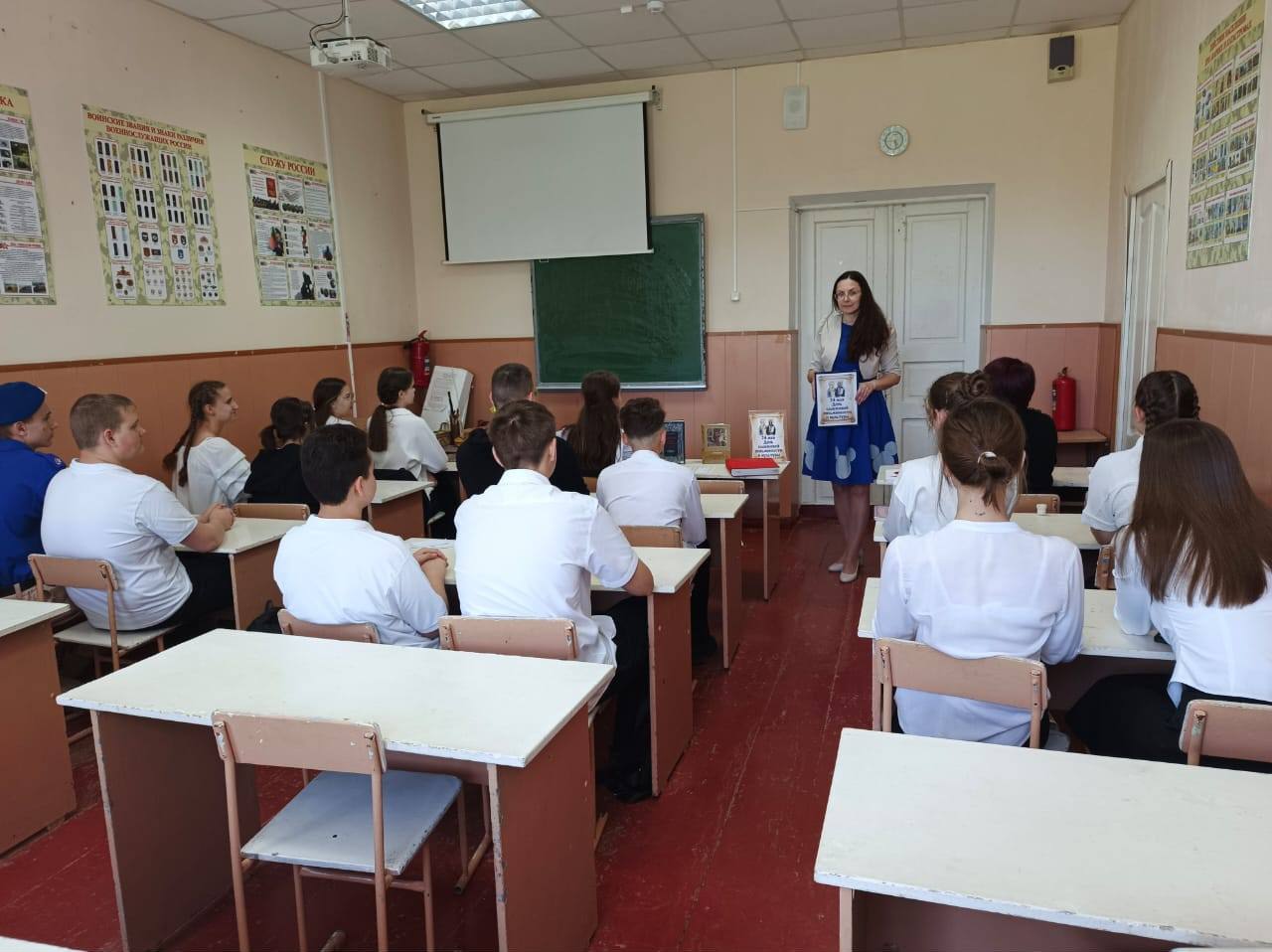 Сотрудники Центральной библиотеки провели мероприятие, посвящённое Дню славянской письменности и культуры Вниманию восьмиклассников из дивенской первой школы был предложен хронограф «У азбуки славянская душа», в рамках которого они познакомились с основами славянского письма, особенностями кириллицы и старославянского алфавита. Ведущие рассказали ребятам об истории возникновения нашей азбуки, познакомив с жизнью святых братьев Кирилла и Мефодия. Школьники попробовали свои силы в чтении старославянских текстов, поучаствовали в играх и выполнили различные задания на знание русского языка. К мероприятию была подготовлена книжная выставка «Славянских букв серебряная россыпь».