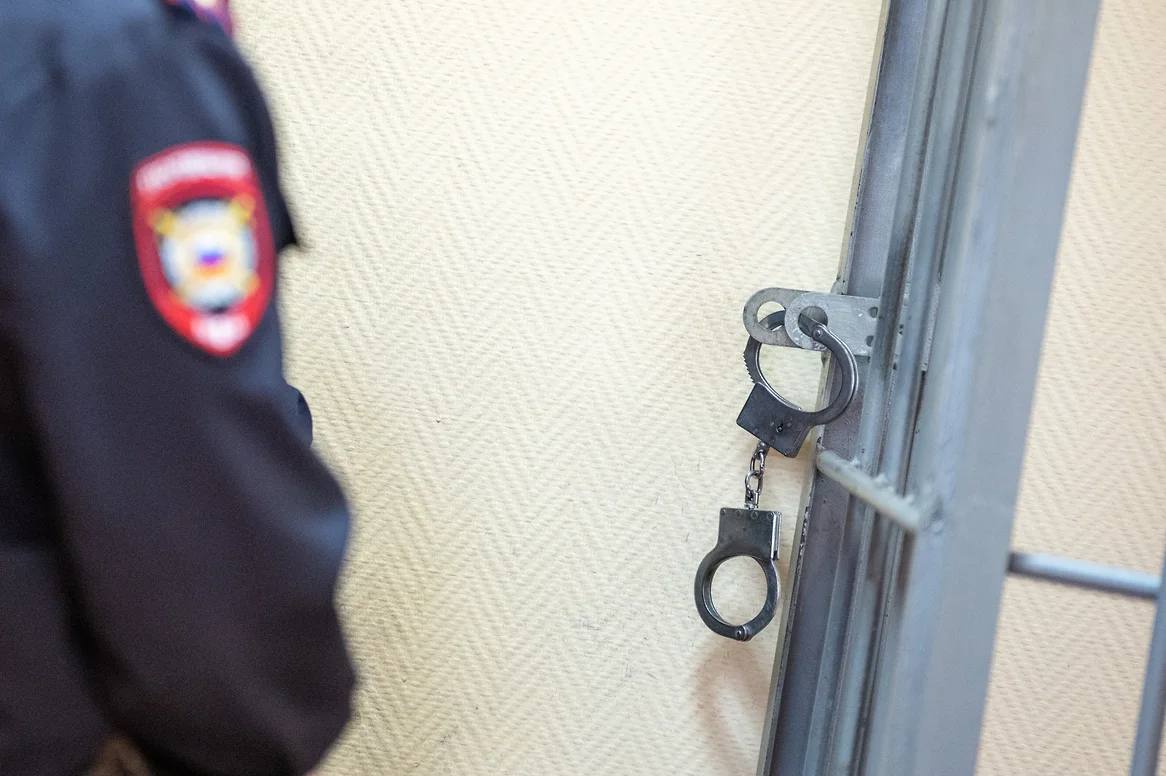 В Ульяновске вынесли приговор участникам криминальной экстремисткой группировки В Ульяновске вынесен приговор 15 участникам ОПГ признанных виновными в организации и участии в экстремистском сообществе вовлечении несовершеннолетнего в преступную деятельность вымогательствах мошенничестве в особо крупном размере незаконном хранении оружия Об этом в понедельник сообщило следственное управление СКР по Ульяновской области По данным ведомства организаторы и участники действовавшей на территории Засвияжского района Ульяновска преступной группировки УЗТС поддерживали распространяли и сохраняли преступные традиции и обычаи криминальной субкультуры продвигали идеи создания так называемой воровской власти формировали экстремистское мировоззрение молодежи Фактически на территории района действовала ячейка экстремистской организации АУЕ признано экстремистским и запрещено в России В СУ СКР отмечают что среди задержанных были также активные участники экстремистской организации которые исполняли роль силовой поддержки при осуществлении преступной деятельности Один из организаторов ОПГ Егор Нагорнов В ОПГ была своя иерархия с делением на пять звеньев по возрастам участников ОПГ Самое младшее звено от 15 до 20 лет Новичком набирали из старших классов близлежащих школ В СУ СКР отмечают что следствием доказаны восемь эпизодов мошенничеств в отношении торговцев на рынке девять эпизодов вымогательств в составе ОПГ а также факты незаконного хранения оружия вовлечения в преступную деятельность группировки несовершеннолетнего Участники и организаторы ОПГ были задержаны в ходе спланированной спецоперации сотрудниками СУ СКР и УМВД при силовой поддержке бойцов управления Росгвардии 6 февраля 2024 года Суд согласился с доводами обвинения и приговорил фигурантов к лишению свободы на сроки от 2 5 до 10 лет в зависимости от роли каждого Кроме того ранее судом были рассмотрены и вынесены обвинительные приговоры в отношении шести участников организованной преступной группировки которые заключили досудебные соглашения изобличив остальных соучастников в инкриминируемых преступлениях Несмотря на признание своей вины и сделку со следствием все они получили реальные сроки по четыре года лишения свободы kommersant volga