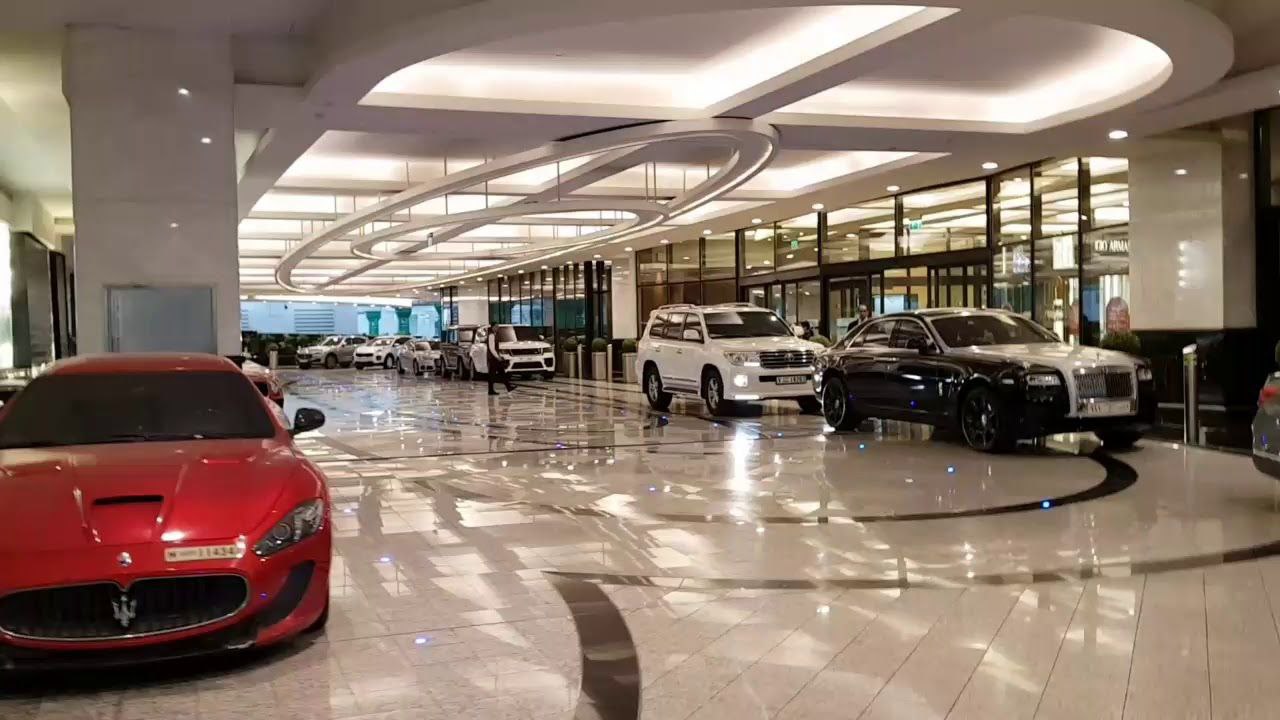 В Москве продают самое дорогое машино место в стране за 53 млн рублей По данным аналитиков его цена сопоставима со стоимостью просторной квартиры бизнес класса Жилой комплекс с машиноместом расположен недалеко от Кремля минус первый этаж Площадь 18 9 м² два келлера 6 2 и 9 2 м² Можно использовать не только для авто но и как кладовую В тройке самых дорогих также значатся места за 45 8 млн и 44 1 млн рублей Что выберете парковку за 53 млн или квартиру Квартир 10 Квартир