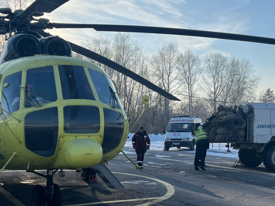 "Воздушная" скорая помощь Хабаровского края с начала года спасла более 700 человек.   В 2024 году выполнено 503 вылета санитарной авиации, это суммарно 2215 часов налёта, эвакуирован 721 человек.  Для эвакуаций больных в Хабаровском территориальном центре медицины катастроф находится четыре бригады медиков. После постановки задачи транспортировки, специалисты комплектуют медицинский автомобиль носилками, одеялом и необходимым медицинским оборудованием, а затем отправляются в аэропорт для вылета в пункт назначения. По возвращении воздушного транспорта, врачи доставляют пациента на носилках с борта в специальный автотранспорт и перевозят его в медицинское учреждение.