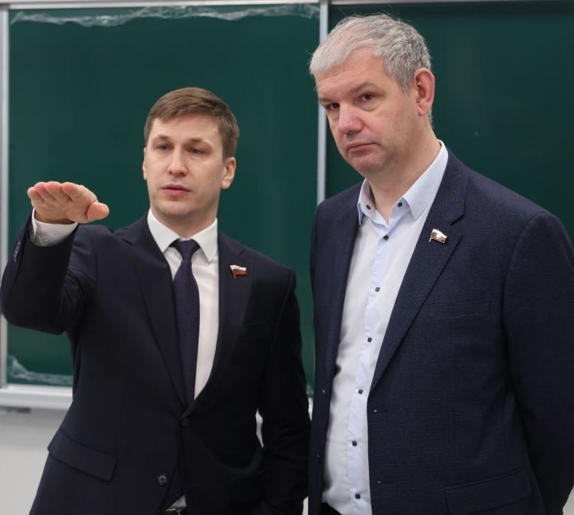 Продавец, менеджер и водитель – наиболее востребованные профессии в России за первое полугодие 2025 года.   Компании предлагают более 150 тыс. вакансий для таких специалистов.   В дефиците также оказались операторы кол-центров, бухгалтеры, разнорабочие, кладовщики и слесари  Депутаты и чиновники,  не попали в список востребованных  - странно