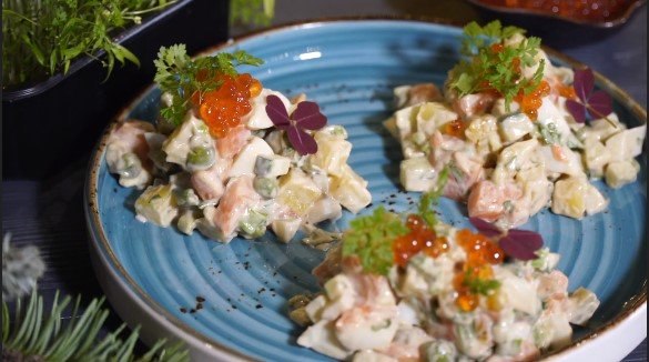 Алтайские диетологи дали советы как не набрать лишние килограммы в праздники Рекомендациями делится Минздрав Алтайского края 1 Составьте меню праздничного ужина Распишите ингридиенты которые требуются для выбранных блюд и закупайте продукты согласно списку 2 Ищите здоровые альтернативы мясо и рыбу можно запечь или приготовить на пару Майонез в салатах можно заменить на натуральный йогурт или сметану с горчицей Колбасу заменить на отварное мясо или морепродукты Используйте специи и зелень они усиливают вкус и помогают сократить количество соли 3 Не нарушайте график Даже в праздник не стоит пропускать завтрак и обед 4 Не торопитесь Кладите вилку на тарелку после каждого кусочка тщательно пережевывайте и наслаждайтесь вкусом Сытость приходит спустя 15 20 минут Прежде чем брать добавку сделайте паузу Простой лайфхак используйте посуду меньшего размера это обман для мозга помогающий съесть меньше 5 Контролируйте алкоголь 6 Пейте воду 7 Больше двигайтесь