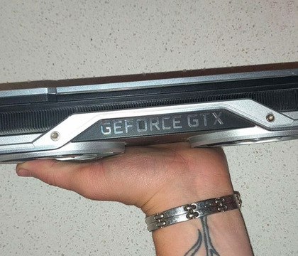 Обнаружен рабочий редкий прототип GeForce GTX 2080 Ti с 12 ГБ памяти тот что мог стать RTX Пользователь Reddit случайно обнаружил редкий инженерный прототип видеокарты NVIDIA GeForce GTX 2080 Ti покупая подержанный компьютер всего за 500 на Facebook Marketplace Карта имеет маркировку GTX а не RTX и оснащена 12 ГБ видеопамяти что отличает ее от серийной версии с 11 ГБ