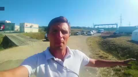 Волонтёры Российского Красного Креста оказывают помощь автотуристам у Крымского моста