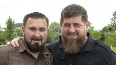 Омбудсмен Чечни обвинил правозащитников в убийстве и похищении Чеченский омбудсмен Мансур Солтаев обвинил правозащитные организации в причастности к смерти Айшат Баймурадовой и исчезновению Седы Сулеймановой Он утверждает что женщин могли вывезти и скрыть представители кризисных центров Прислать новость