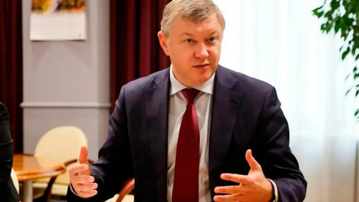 Михаил Мишустин подписал распоряжение об освобождении от должности заместителя министра природных ресурсов и экологии РФ Евгения Маркова Минприроды официально указало что чиновник ушел по собственному желанию Интересно нам то что уход может быть связан с отставкой Буцаева который сейчас в розыске в конце апреля из Минприроды ушел другой замминистра Денис Буцаев бывший глава Российского экологического оператора который курировал экономику замкнутого цикла цифровизацию и ППК РЭО Буцаев проходит по делу о мошенничестве в особо крупном размере ч 4 ст 159 УК РФ По данным следствия он признан причастным к хищению средств ППК Российский экологический оператор РЭО которым ранее руководил Законы стройки в MAX