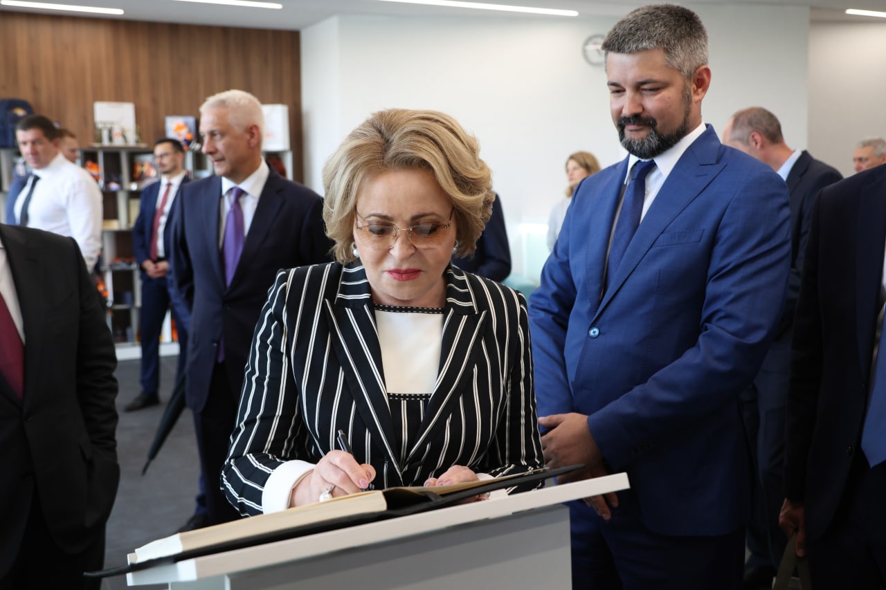 Председатель Совета Федерации Валентина Матвиенко поздравила южноуральцев с днем рождения области Поздравляю всех жителей Челябинской области с днем ее образования Челябинская земля взрастила немало ярких талантливых людей которые внесли весомый вклад в мировые науку и спорт обогатили отечественные культуру и искусство Здесь гордятся достижениями прошлого и современными успехами свято чтут память старших поколений создававших крупные производства защищавших свободу и независимость страны уважают и ценят современников тех кто сегодня плодотворно трудится на благо России отстаивает ее стратегические интересы В области создан уникальный центр поддержки и реабилитации участников специальной военной операции прорабатывается вопрос о6 открытии сети его филиалов Регион по праву удерживает позиции одного из индустриальных центров на Южном Урале развивается стремительно и эффективно Реализуются крупные инфраструктурные проекты такие как межуниверситетский кампус в городе Челябинске и научно инженерный центр в городе Магнитогорске Привлекаются инвестиции растет доля высокопроизводительных рабочих мест модернизируются линии флагманских предприятий в том числе за счет полной роботизации технологических процессов Уверена что и в дальнейшем Челябинская область будет способствовать решению общенациональных задач Желаю благополучия и новых свершений во имя Отечества