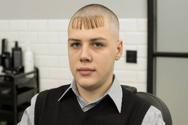 Зумеры возвращают тренд на челки штрихкод В барбершопы стали чаще приходить молодые парни с запросом на ту самую стрижку Парикмахеры предупреждают что такая челка подойдет не всем но смельчаки есть veraafanasyeva