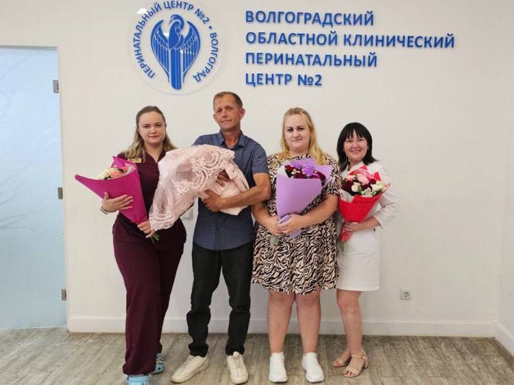 Волгоградские неонатологи спасли 720-граммовую «дюймовочку» Врачи волгоградского перинатального центра № 2 выходили недоношенную малышку весом всего 720 г. Как сообщили Волжский.ру в пресс-службе областной администрации, девочка Даша появилась на свет на 25 неделе. Медики на протяжении трех месяцев выхаживали младенца с помощью специального оборудования. Все это время мать находилась рядом с дочкой. На прошлой неделе семья смогла отправиться домой. Как сообщают «НовостиВолгограда.ру» , в стационаре врачи провели лазерную коагуляцию сетчатки, гемотрансфузию, обеспечили респираторную поддержку. Еще месяц ребенка выхаживали в отделении патологии новорожденных. В конце концов девочка окрепла и начала набирать вес ЧП Волжский - подписаться Написать нам Чат - перейти