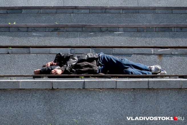 Во Владивостоке готовятся построить первый в Приморском крае вытрезвитель Это будет модульное здание на отдельном участке земли Сейчас таких нет хотя краевой закон был принят ещё в 2022 году Мониторинг показал что полномочия по организации помощи до сих пор не закреплены ни за одним ведомством а передавать их муниципалитетам также не стали В результате по словам депутатов край фактически три года живёт без системы которая должна снижать нагрузку на медиков и полицию Как сообщила первый замминистра здравоохранения края Тамара Курченко минздрав готов запустить во Владивостоке первый пилотный проект стационарного отделения естественного вытрезвления Проект прорабатывается вместе с минстроем Приморья Готовых помещений в городе не нашлось поэтому рассматривается вариант выделения земельного участка и строительства модульного вытрезвителя Проект должен стать образцом для возможного внедрения аналогичных отделений и в других муниципальных образованиях края Мы прорабатываем вариант создания специализированного отделения для помощи гражданам находящимся в состоянии сильного опьянения с обеспечением их естественного вытрезвления в стационарных условиях рассказала Курченко на заседании комитета Подписаться