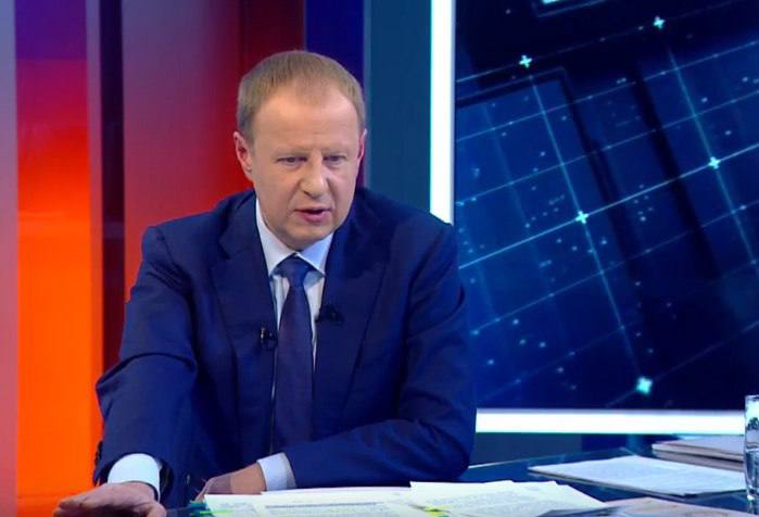 Также темы которые были озвучены на прямой линии Виктора Томенко Жители Новоалтайска пожаловались на отсутствие центрального водопровода на улицах 2 я Вокзальная и 1 6 Береговая Виктор Томенко поручил решить проблему отметив что она актуальна для всего края В городе уже построен новый водозабор поэтому необходимо проложить сети В селе Быстрянка требуется новый Дом культуры старое здание восстановлению не подлежит Главе района поручено выбрать место для модульного комплекса и найти средства на проект Прямая линия окончена