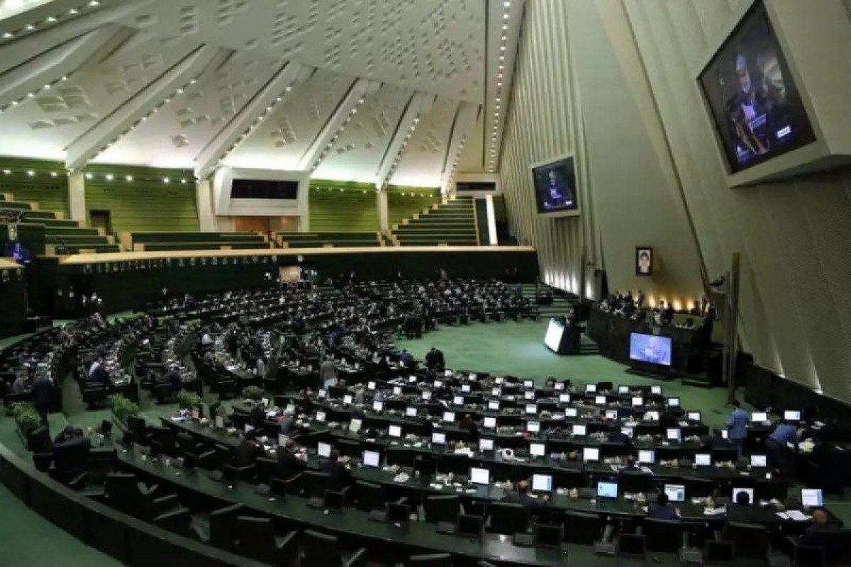 Иранский парламент начал обсуждать прекращение сотрудничества с МАГАТЭ "Мы планируем принять в парламенте законопроект, который приостановил бы сотрудничество Ирана с МАГАТЭ до тех пор, пока мы не получим объективных гарантий профессионального поведения этой международной организации, - сказал он в ходе выступления перед депутатами. - Мир ясно увидел, что МАГАТЭ не выполнило ни одного из своих обязательств и превратилось в политический инструмент".