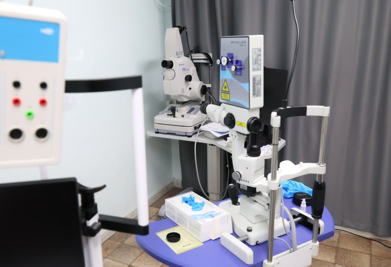 Лазерную коррекцию зрения для пациентов с диабетом начали делать в ЕАО В центральной больнице села Валдгейм теперь проводятся высокотехнологичные операции по лазерной коррекции зрения для пациентов страдающих диабетом Ведущие офтальмологи из Якутии главный врач Якутской республиканской офтальмологической больницы Иван Луцкан и заведующий клинико диагностическим отделением Пантелеймон Аргунов провели в области мастер классы для местных врачей Специалисты осмотрели 30 пациентов и выполнили первые операции с использованием новой техники Теперь жители области смогут получать сложную офтальмологическую помощь не выезжая в другие регионы Врачи ЕАО будут применять полученные методики при поддержке якутских коллег включая телемедицинские консультации супер а если я не болею диабетом но хочу Подпишись на нас в МAХ