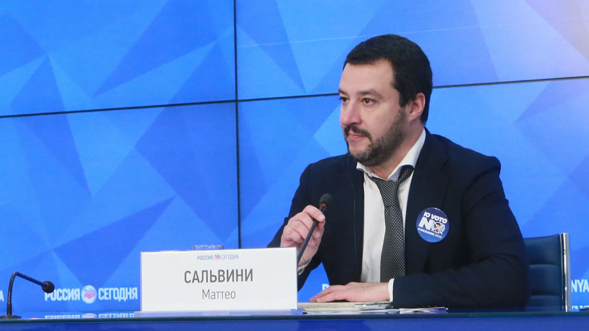 Вице премьер Италии министр транспорта и лидер партии Лига Маттео Сальвини вновь выступил за возобновление поставок энергоресурсов из России CША только что приостановили действие санкций блокирующих торговлю и закупки российской нефти до 16 мая Это сделала не какая то маленькая бывшая советская республика а крупнейшая в мире демократия сказал он выступая в Милане на митинге правых партий ЕС Патриоты за Европу По мнению Сальвини Брюссель должен последовать примеру Вашингтона Вместо закрытия заводов школ и больниц давайте вернемся к закупкам газа и нефти по всему миру включая Россию поскольку мы не воюем с Россией призвал он