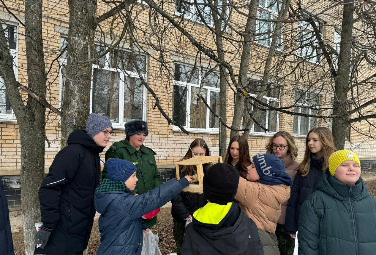 Школьное лесничество «Дубравушка» поддерживает зимующих птиц.  В ожидании первого снега юные лесоводы из гимназии №2 города Чехов мастерили кормушки. С его приходом наступила пора размещать кормушки для птиц.   Подкармливать птиц зимой для воспитанников школьного лесничества «Дубравушка»— уже целая традиция. Им известно, что когда первый снег начинает покрывать землю, зимующим птицам становится труднее находить корм. Значит, пора спешить на помощь пернатым друзьям.  Повесить кормушки ребята попросили помочь сотрудников Подольского лесничества.  «Вместе с детьми мы повесили кормушки на пришкольной территории. Ребята взяли на себя обязательство регулярно подкармливать птиц, оставшихся зимовать в наших краях. Для наших меньших братьев это будет хорошим подспорьем в снежные и морозные дни, когда световой день короток и недостаток пищи может привести их к гибели», - рассказала старший участковый лесничий Подольского филиала ГКУ МО «Мособллес» Елена Рычкова.