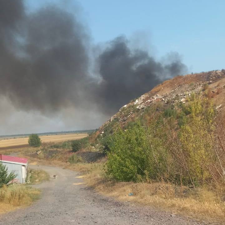 Мусорный полигон горит в Новошахтинске  Площадь пожара на улице Западной составляет 100 квадратных метров, сообщила министр ЖКХ региона Антонина Пшеничная.   По её словам, на месте работает 7 спецмашин — самосвалы «Камаз», водовоз «Зил», погрузчик Sold и бульдозер. Кроме того, задействованы 7 человек и пожарный расчёт.  #новости #ростов #ростовскаяобласть #пожар #новошахтинск