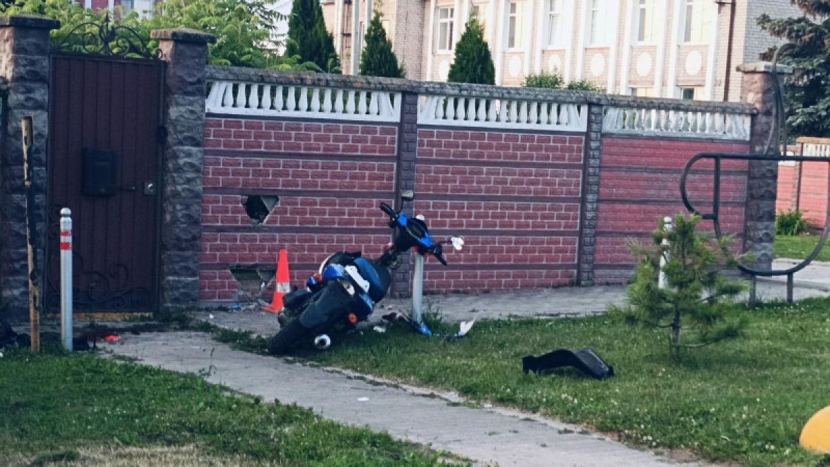 Пьяный водитель скутера протаранил забор в Решме В результате аварии водитель и его 41-летний пассажир получили травмы и были доставлены в больницу. ↗ Прислать новость Подписаться