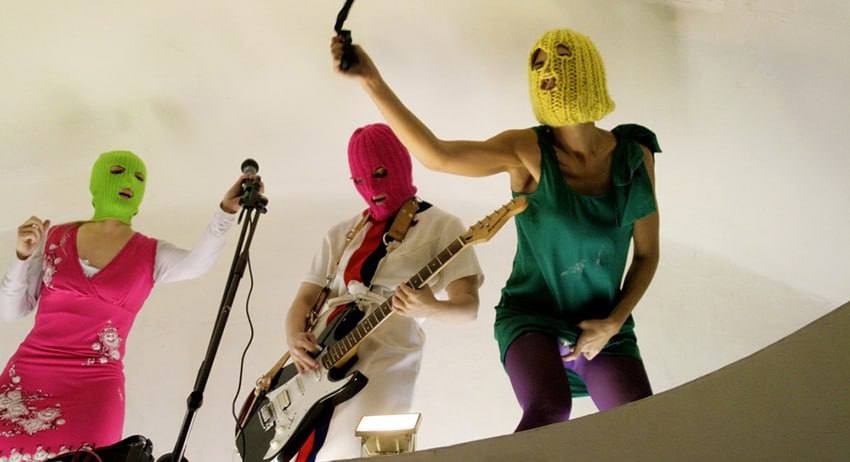 Генеральная прокуратура РФ признала панк группу Pussy Riot экстремистской организацией Решение вступит в силу через месяц За участие в деятельности группы теперь может грозить до 6 лет колонии её участники уже заочно осуждены за распространение фейков про ВС РФ Подписаться Прислать новость