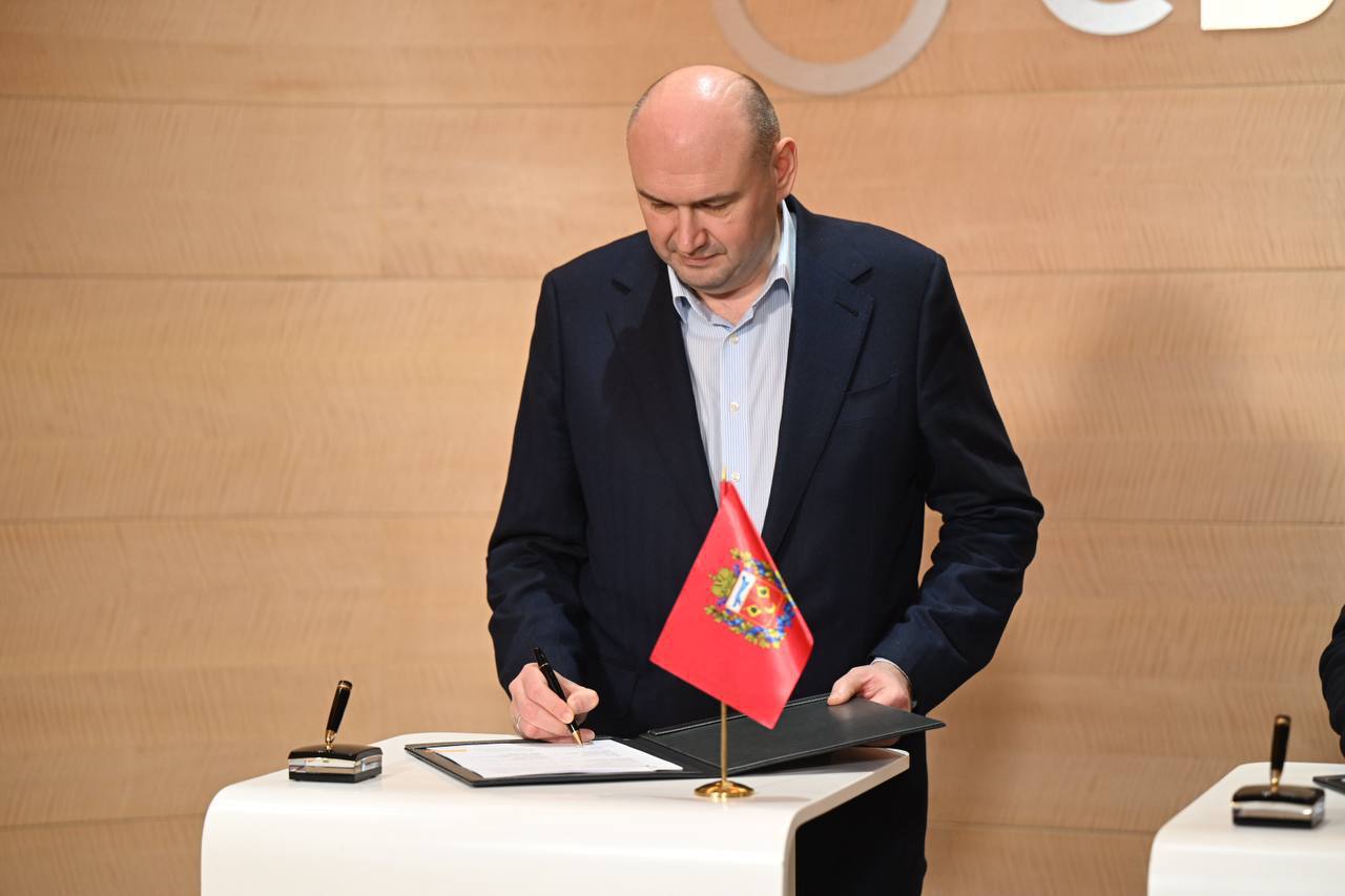 В Оренбуржье откроют спецшколу по подготовке кадров в ИТ сфере Школа 21 Про Образование Правительство Оренбургской области и Сбер подписали соглашение в рамках которого объединят усилия для подготовки цифровых инженеров чтобы удовлетворить потребности региональной экономики в ИТ специалистах Так ключевую роль в экономике Оренбуржья играют газовая и газоперерабатывающая промышленность сельское хозяйство а также нефтехимический комплекс упор на развитие которого делается сейчас в регионе Каждая из этих отраслей требует специалистов с уникальным набором цифровых навыков Школа 21 в Оренбурге будет ориентирована именно на такие межотраслевые вызовы обеспечивая целенаправленную подготовку инженеров под запросы местной экономики Школа 21 будет рассчитана на 300 мест Она будет абсолютно бесплатной для молодёжи но с обязательными вступительными испытаниями Треки обучения студенты будут определять сами а главный бонус всего курса стажировки в реальных ИТ командах Губернатор Оренбуржья Евгений Солнцев отметил что реализовать проект планируют в течение ближайших трёх лет Сайт Telegram VK Max 16 oren4oren