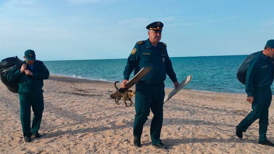 На побережье Азовского моря собрали 450 кг мусора Сотрудники МЧС совместно с казаками очистили прибрежную зону, собрав более 450 кг мусора. Об этом сообщили в пресс-службе ведомства. «С береговой линии было собрано и вывезено более 450 кг бытового мусора, включая пластиковые бутылки, пакеты, остатки пищи и другие отходы жизнедеятельности человека», — отметили в МЧС. , VK и ОК и читайте новости на нашем сайте