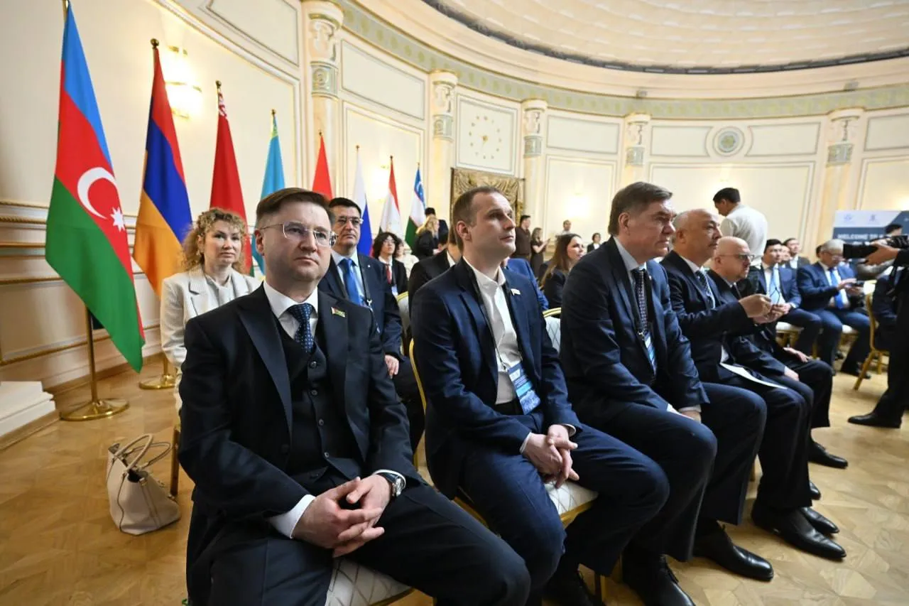 Заместитель председателя Постоянной комиссии Совета Республики по законодательству и государственному строительству Алексей Васильев в составе белорусской делегации принимает участие в заседании Постоянной комиссии МПА СНГ по изучению опыта государственного строительства и местного самоуправления в г Алматы Республика Казахстан с участием парламентариев государств Содружества На мероприятие также приглашены ведущие эксперты представители научного сообщества региональных и местных органов власти В ходе тематической дискуссии Алексей Васильев выступил с докладом по вопросу обращения с бесхозяйным имуществом как одного из направлений деятельности органов местной власти где подчеркнул Думаю для практического применения на местах необходимо установление более широких подходов по заявленной теме При этом стоит соблюдать поэтапное внедрение новых мер которые с учетом практического преломления позволят решать вопросы бесхозяйного имущества за рамками общих кодифицированных требований конечно оценивая возникновение тех или иных последствий Кроме того озвученные сегодня инициативы и предложения можно начать внедрять как пилотный проект на площадках предстоящего Форума регионов России и Беларуси