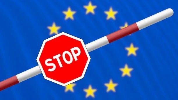 Суд ЕС подтвердил право стран членов конфисковывать автомобили ввезённые из России с нарушением санкций Таким образом суд ЕС отклонил иск россиянина из Дюссельдорфа к местной таможне отказавшей ему в регистрации подержанного автомобиля на котором он прибыл из России и конфисковавшей машину В сентябре 2023 года Евросоюз запретил россиянам ввозить смартфоны косметику и зарегистрированные в России автомобили Подписаться на PRO transport