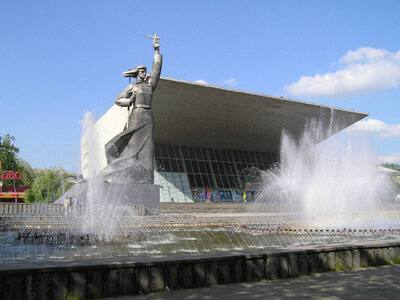 В обновленном кинотеатре Аврора откроют зал на 1 2 тыс зрителей фудкорт и подземную парковку сообщили в мэрии Краснодара Кинозал будет третьего уровня комфорта с местами для маломобильных зрителей Фудкорт интегрируют с медиазоной а ресторан разместят в благоустроенном дворике с террасой Фасад здания сохранят исторический облик Реконструкцию ведет ООО Инвестстрой Сергея Галицкого Общий объем инвестиций 2 8 млрд рублей Подрядчик уже выполнил противоаварийные работы и восстановил скульптуру Аврора Кубанские Новости Мы в MAX