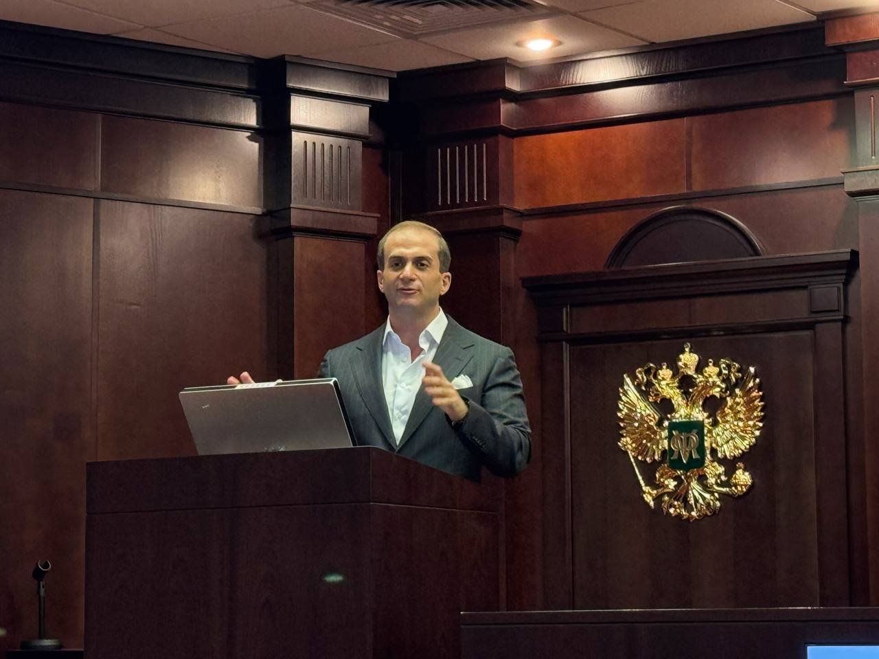 Сотрудники Центрального аппарата ФПП стали слушателями лекции декана факультета управления и политики МГИМО МИД России ведущего эксперта Генри Сардаряна Мероприятие было организовано Минфином РФ и Российским обществом Знание Тема лекции Образ будущего России как историческое наследие многообразия формирует завтрашний день страны общества и человека вызвала живой интерес у аудитории Несколько тезисов выступления спикера Исторической основой России является уникальная цивилизационная общность созданная через интеграцию народов русский язык и общую историческую память Главная современная задача сохранить единство общества найдя баланс между разнообразием и целостностью Будущее России видится в самобытном пути где сильное государство гарантирует безопасность и высокое качество жизни активно развивая науку и технологии но сохраняя традиции Важнейшими ценностями остаются семья справедливость и социальная мобильность где успех зависит от таланта и труда Цель воспитания взрастить гражданина совмещающего профессиональную компетентность с нравственными ориентирами уважением к истории готовностью к труду и пониманием долга перед обществом В завершении лекции Генри Сардарян ответил на вопросы слушателей что позволило глубже раскрыть затронутые темы ФПП новости