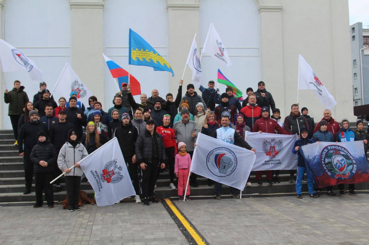 Федерацию бокса Анапы наградили за вклад в развитие волонтёрского движения В Москве прошёл V Всероссийский боксерский форум. На нём определили стратегию развития Федерации бокса России на ближайшие четыре года. Также на Форуме подвели итоги премии Федерации бокса за 2024 год. Лучшей дирекцией Федерации бокса России признана дирекция в Южном федеральном округе. В номинации «Лучшая региональная федерация» были выбраны организации из 25 субъектов РФ, в том числе Краснодарского края. Дипломами генерального секретаря Федерации бокса за вклад в волонтерское движение награждены Федерации бокса города-героя Севастополь и города-курорта Анапа.   #АнапаСегодня  #НовостиАнапыСегодня #НовостиАнапы #АнапаНовости #СегодняВАнапе #АнапаМедиа #СвежиеНовостиАнапы #АктуальныеНовостиАнапы