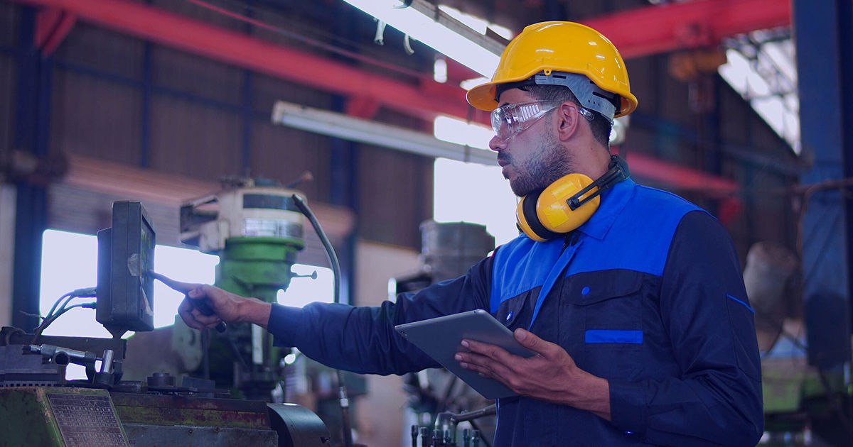 В Молдове сохраняется одна из самых низких производительностей труда в Европе около 9 долларов в час что в четыре раза меньше чем в Румынии Такая ситуация снижает конкурентоспособность страны и ограничивает экономический рост Основные причины зависимость от дешёвой рабочей силы технологическая отсталость малого бизнеса и нехватка кадров из за эмиграции Большинство предприятий микрофирмы не способные инвестировать в модернизацию и инновации Эксперты призывают государство стимулировать развитие отраслей с высокой добавленной стоимостью и поддержку технологических преобразований Подписаться