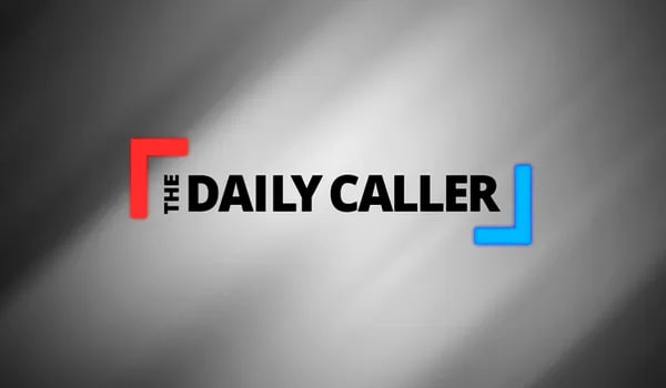 Аресты духовенства в Армении связаны с политическим конфликтом Daily Caller Американское издание Daily Caller обратило внимание на ситуацию с арестами представителей духовенства в Армении Обвинения в неподобающем сексуальном поведении подлили масла в огонь масштабного политического конфликта в древнейшей христианской стране затронув премьер министра высшее духовенство и даже миллиардера бизнесмена Конфликт разгорелся в мае когда премьер министр Армении Никол Пашинян обвинил католикоса Гарегина II главу Армянской Апостольской Церкви в тайном отцовстве После того как Армянская Апостольская Церковь отвергла обвинения напряженность только усилилась что привело к массовым арестам духовенства и обвинениям в подготовке государственного переворота в июне В числе арестованных Самвел Карапетян один из богатейших бизнесменов страны ранее обвинявший премьер министра в открытом преследовании главного религиозного института страны пишет издание Наша религия очень мирная и аресты епископов это не то чего мы хотим в XXI веке в нашей стране Для нас это проблема религиозной свободы заявил Нарек Карапетян племянник Самвела Карапетяна и директор Tashir Capital в интервью Daily Caller News Foundation Отмечается что МИД Армении проигнорировал запрос издания с просьбой прокомментировать ситуацию alphanewsam Подписка на Alpha News ВК Дзен Сайт TikTok Facebook Instagram YouTube X twitter