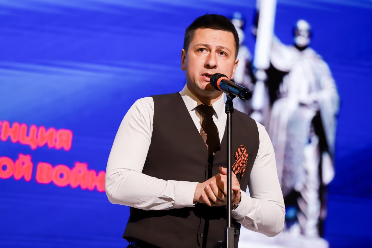 На открытии конференций и. о. ректора БФУ им. И. Канта Максим Демин отметил: Ежегодные конференции по русской словесности собирают полные залы экспертов и молодых ученых. Это свидетельство большого научного интереса к теме. В 2024 году Президент России внес в стратегию научно-технологического развития страны блок гуманитарных технологий для укрепления социокультурной идентичности российского общества. И об этом нельзя рассуждать, не затрагивая вопросы нашего мировоззренческого кода. Одним из важных аспектов этого является история Великой Отечественной войны. #К_80летию_Победы