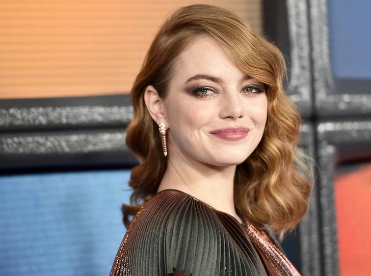 Ученые назвали Эмму Стоун самой красивой женщиной с научной точки зрения Согласно научному исследованию основанному на греческом золотом сечении Эмма Стоун признана самой красивой женщиной в мире Как сообщает Daily Mail лицо актрисы на 94 72 соответствует математическим параметрам физического совершенства У нее практически идеальная линия подбородка 97 и красивая форма губ идеал на 95 6 пояснил доктор Джулиан Де Сильва руководитель Центра передовой косметической и пластической хирургии лица в Лондоне