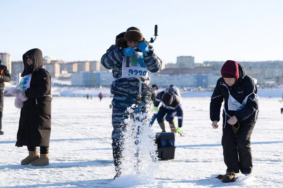 Проведение фестиваля Клёвая Колыма запланировано на 14 марта Выбор даты обусловлен требованиями безопасности Контроль за состоянием льда усилят специалисты начнут регулярный мониторинг акватории уже на следующей неделе Координатором организационных вопросов выступает департамент рыбного хозяйства Магаданской области Руководитель ведомства Андрей Таболин подчеркнул что в силу объективных причин выбор места проведения фестиваля сейчас имеет первоочередное значение Парк Маяк и бухта Нагаева это проверенная временем площадка которая идеально подходит для нашего мероприятия Здесь сложилось отличное сочетание факторов до места лова не более километра пешком развита инфраструктура береговой зоны а главное у нас есть многолетний опыт проведения таких событий За пять лет фестиваль Клёвая Колыма уже стал настоящей визитной карточкой региональных зимних праздников Мы стремимся сохранить эту традицию и сделать праздник комфортным для каждого гостя сказал Андрей Таболин В программу фестиваля войдут соревнования по подледному лову гастрономическая ярмарка с блюдами северной кухни выступления творческих коллективов   Особое внимание уделят безопасности участников на льду будут дежурить спасатели и волонтеры а медицинское сопровождение обеспечат бригады скорой помощи Фото Иван Сагинбаев Магаданская правда gov49