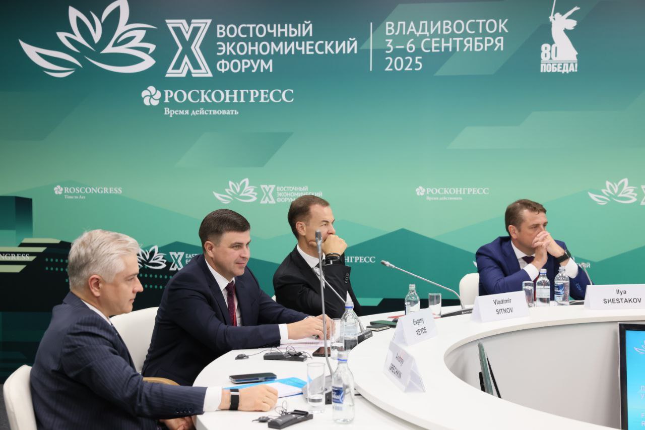 РЖД готовы вывезти с Дальнего Востока весь объём предъявляемой к перевозке рыбной продукции Об этом заявил начальник Дальневосточной железной дороги Евгений Вейде в ходе круглого стола по вопросам логистики рыбопродукции на проходящем во Владивостоке Х Восточном экономическом форуме Он отметил что в границах ДВЖД отправка рыбной продукции осуществляется с 11 ти станций С 2022 года по 2024 год наблюдаются небольшие колебания объемов перевозок рыбной продукции в диапазоне 720 780 тыс тонн в зависимости от объемов вылова За 8 месяцев текущего года мы превысили объём аналогичного периода 2024 года на 0 2 добавил Евгений Вейде По его словам более 600 единиц рефрижераторного и изотермического подвижного состава сосредоточены на Дальневосточной магистрали Учитывая этот факт а также наличие рефконтейнеров и нелимитированность Западного направления можно с уверенностью сказать что мы готовы к кратному увеличению перевозки рыбной продукции с Дальнего Востока подчеркнул начальник ДВЖД Евгений Вейде