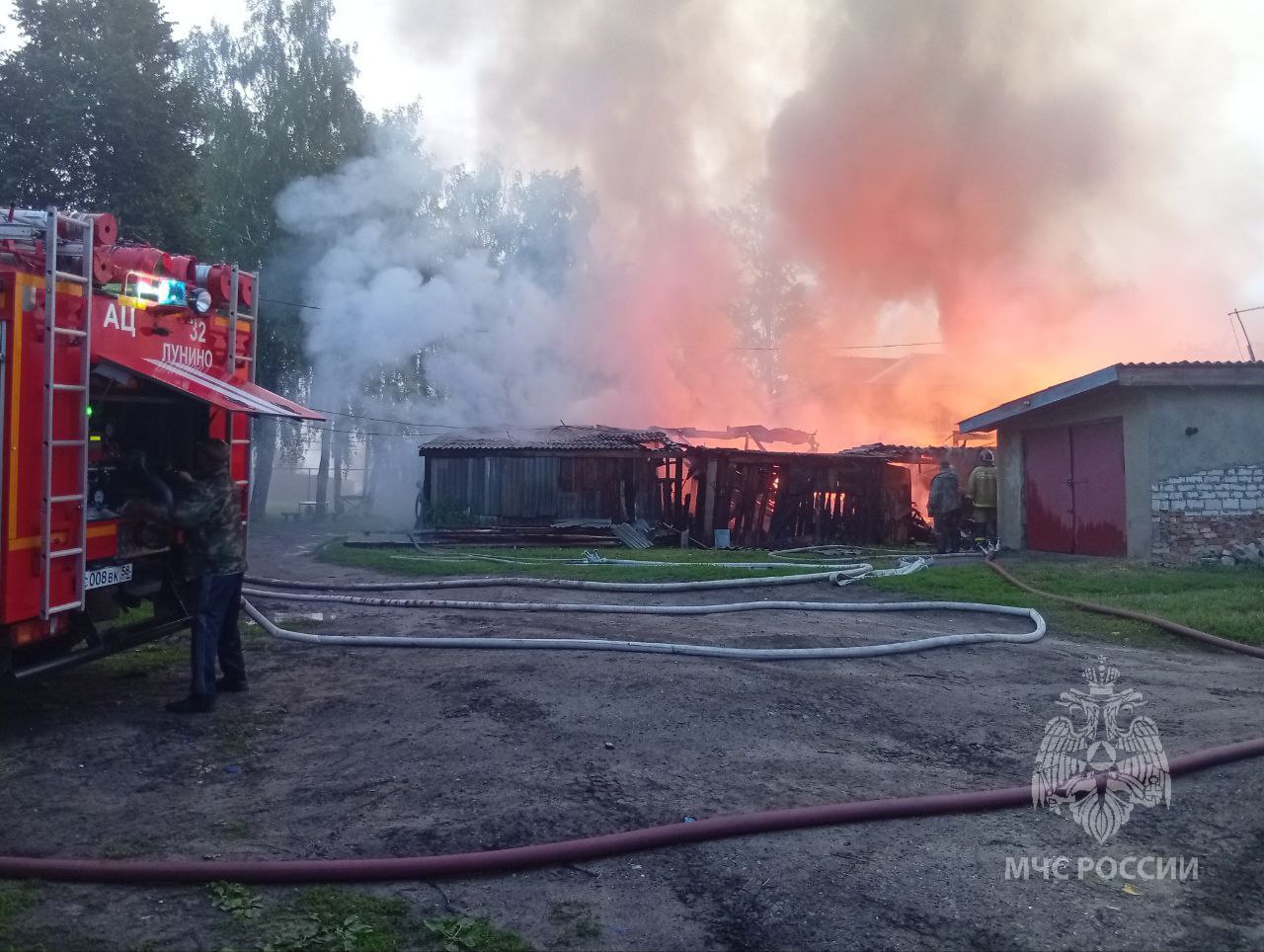 В Лунино пожарные отстояли от огня жилые дома Ночью произошел пожар на улице Юбилейная. Горели надворные постройки на площади 340 квадратных метров.Также сгорели автомобиль ГАЗ-69, мотоцикл УРАЛ и прицеп. Огонь угрожал расположенным в непосредственной близости жилым домам и гаражам. Благодаря оперативным и грамотным действиям сотрудников пожарно-спасательных подразделений дома удалось отстоять. Пострадавших нет. На тушение пожара привлекалось 5 единиц техники и 12 человек личного состава МЧС России и муниципальной службы. По предварительным данным причиной пожара стало нарушение правил устройства и эксплуатации электрического оборудования.