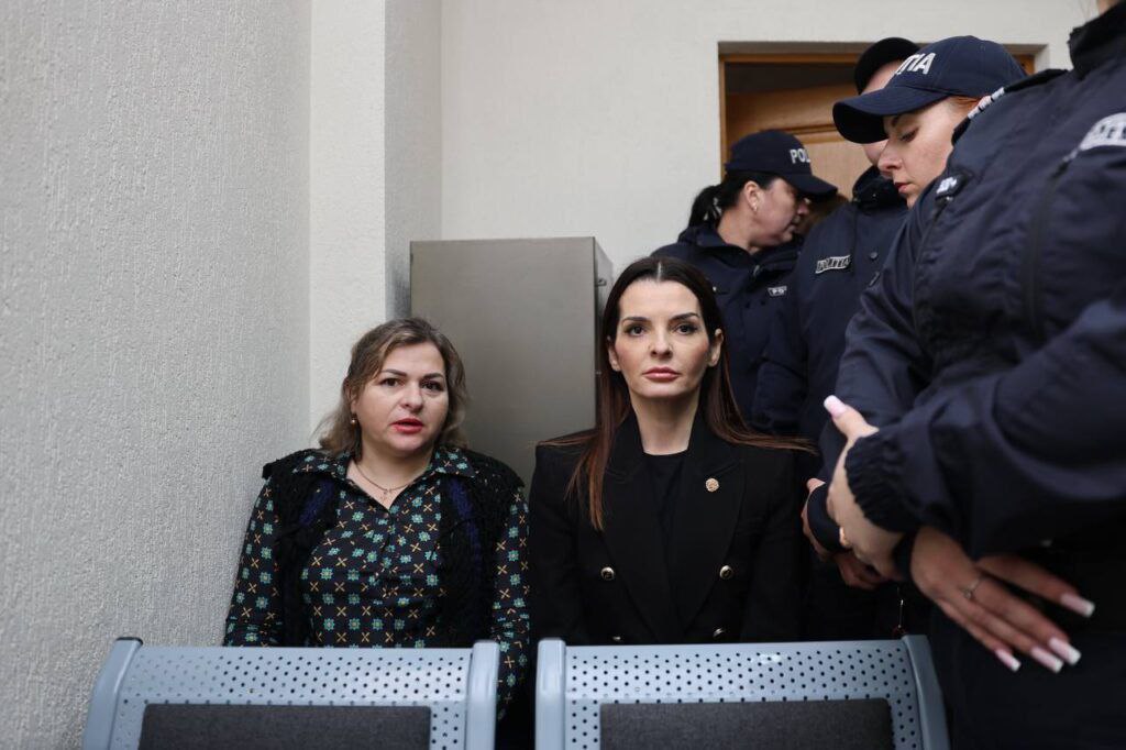 Депутат Александр Суходольский обратился к жителям Молдовы. Сегодня он был среди участников акции протеста у стен пенитенциара №13. «PAS обещали демократию, свободу слова, честные выборы. Что мы получили на деле? Запугивания, преследования оппозиции, закрытие СМИ, политические аресты и суды по заказу власти. Их "правосудие" — это инструмент подавления, их "реформы" — это путь к авторитаризму. Сегодня они бросают за решётку Евгению Гуцул. А завтра? Завтра любой, кто поднимет голос против их диктатуры, рискует оказаться на её месте. Это настоящая месть за политические взгляды, это уничтожение конкурентов перед выборами. Впереди парламентские выборы, и власть боится честной борьбы. Боится, что народ скажет им правду в глаза и выгонит с позором из кабинетов. Поэтому они и разгоняют митинги, и фабрикуют дела, и закрывают рты журналистам. Но есть то, чего они не могут остановить — это нашу солидарность, нашу решимость и нашу веру в то, что Молдова будет свободной и справедливой», – заявил он.