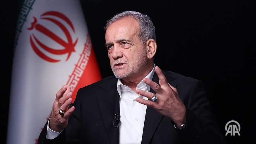 Президент Ирана Масуд Пезешкиан заявил о необходимости изменить подход властей в отношении народа Президент Ирана выступил с оценкой текущей ситуации на церемонии посвященной 47 й годовщине Исламской революции комментируя недовольство населения страны по ряду вопросов и прежде всего экономических Как сообщают иранские СМИ президент подчеркнул что в стране не должно быть привилегий для отдельных групп а также нельзя отступать от принципа справедливости Если народ в целом недоволен удовлетворенность узкого меньшинства не приносит никакой пользы Ни одна сила не способна разрушить государство и народ действующие на основе принципа справедливости Нам необходимо изменить наше отношение к народу Мы должны видеть в нем не тех кому отдаем приказы а тех кому оказываем услуги сказал Пезешкиан Подробнее на нашем сайте v aa com tr 3816425 24 7 в сутки с Агентством Анадолу