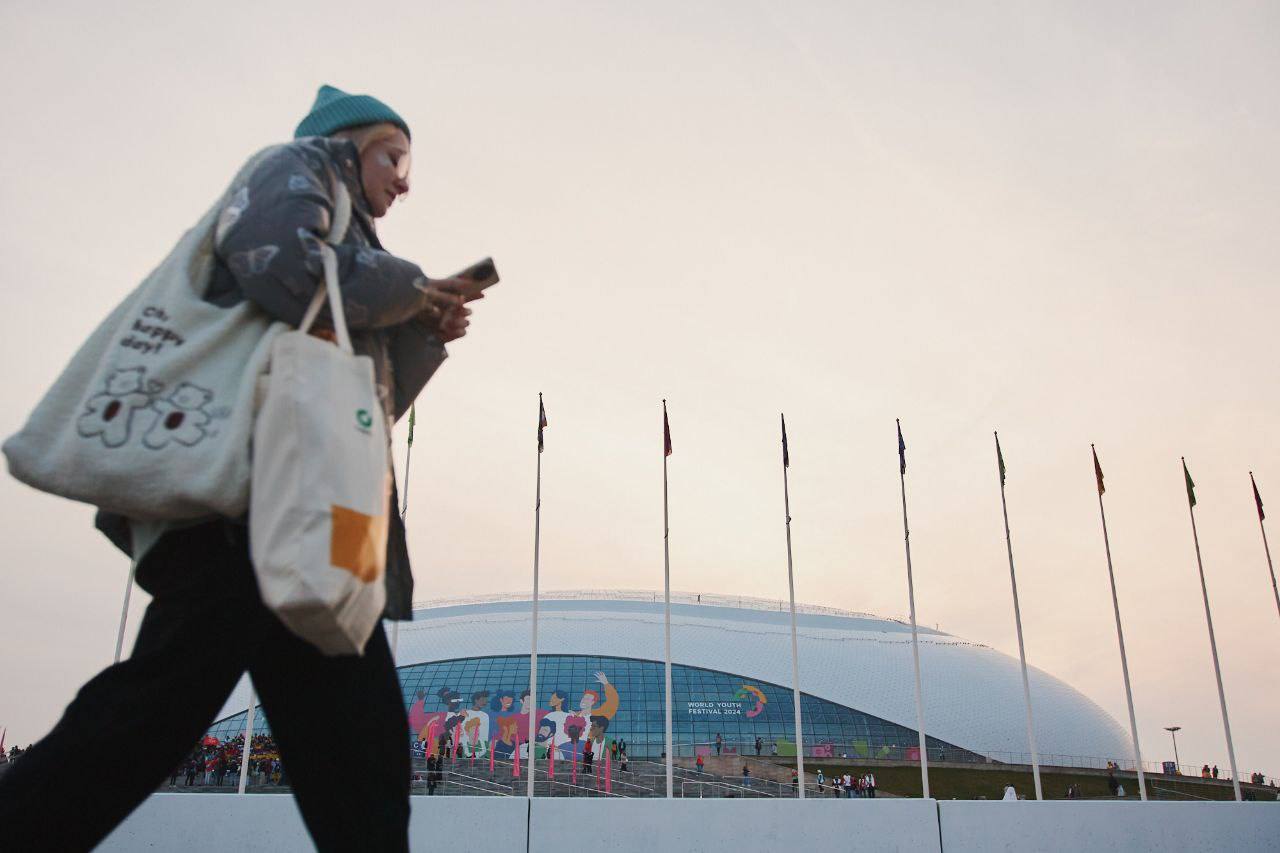 Международный фестиваль молодежи пройдет 11 17 сентября 2026 года в Екатеринбурге МФМ объединит 10 тыс молодых людей из 190 стран мира Нововведением фестиваля станет отраслевой принцип формирования зарубежных делегаций на фестиваль приедут лучшие представители креативных индустрий государственного управления науки и технологий спорта предпринимательства медиа и социального сектора те кто уже сегодня формирует будущее своих стран и всего мира рассказал Сергей Кириенко Вице премьер Дмитрий Чернышенко подчеркнул что проведение МФМ 2026 это большая ответственность учитывая высокий уровень проведения фестиваля в 2024 году в Сириусе Он добавил что региональная программа фестиваля пройдет в 30 регионах России   Telegram MAX Читать эксклюзив