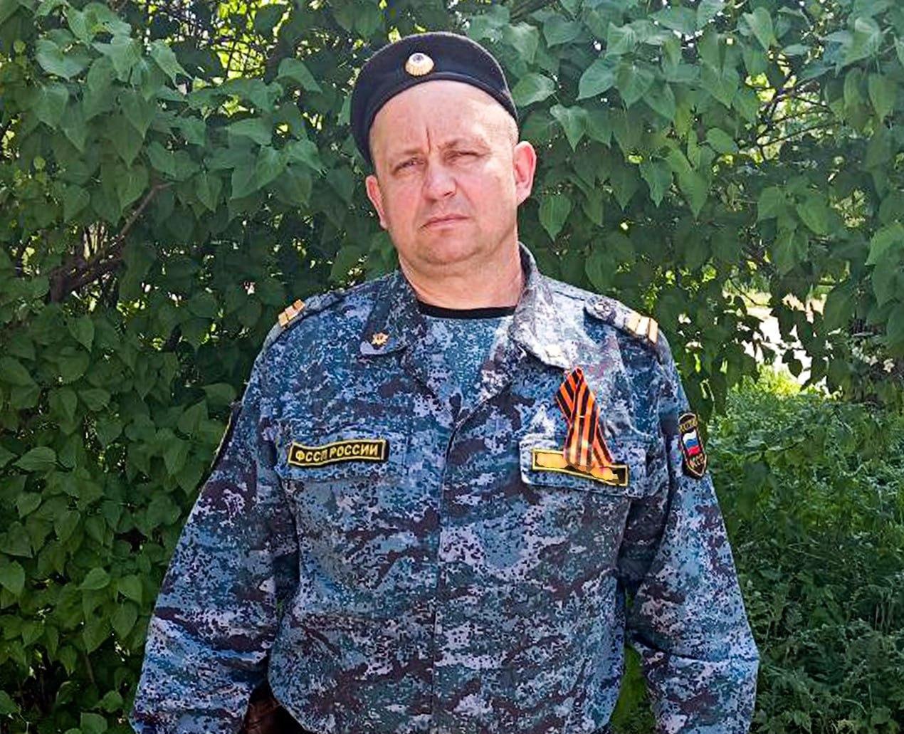 Быстро сориентировался: в Макеевке судебный пристав вывел ребенка из горящего дома Младший судебный пристав, прапорщик внутренней службы Александр Ретинский возвращался с работы в поселок Фурманово, когда заметил возгорание в частном доме. Мужчина сразу поспешил предупредить о пожаре жильцов и узнал, что в горящем здании остался ребенок. Вместе с местной жительницей пристав вывел ребенка из огня, а также оперативно вызвал спасателей и скорую помощь. "В результате оперативного реагирования судебного пристава никто из жильцов не пострадал", — уточнили в ГУФССП России по ДНР. В ведомстве отметили, что Ретинский показал пример гражданской ответственности и самоотверженности. Фото: ГУФССП России по ДНР