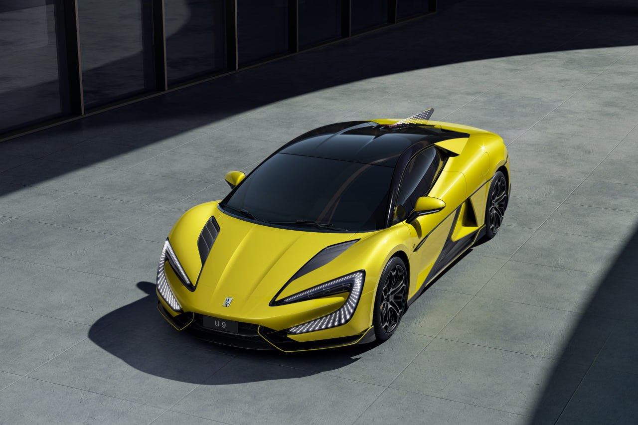 В Китае хотят запретить автомобилям разгоняться до 100 км ч быстрее чем за 5 секунд По мнению властей это повысит уровень дорожной безопасности Предлагается ввести некую блокировку доступа ко всем возможностям мощных машин снять которую можно будет только при выполнении определённых действий Ещё одно предлагаемое ограничение страховка от случайных ускорений Автопроизводителей хотят обязать применять блокировку резкого нажатия педали акселератора на стоящем или движущемся с минимальной скоростью автомобиле Согласны с тем что нужно ограничивать возможности очень быстрых машин да это поможет избежать множества аварий если их продают почему нельзя пользоваться в рамках ПДД Наша группа в VK подписывайтесь