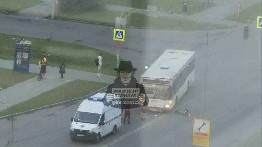 Автобус сбил самокатчика в Барнауле. Об этом сообщает паблик «Инцидент Барнаул». Авария произошла рядом с жилым комплексом «Матрешка», на пересечении улиц Балтийская и Сиреневая. На месте происшествия работают медики. Судя по кадрам, опубликованным пабликом «В курсе 22», самокатчик, предположительно несовершеннолетний, выехал на пешеходный переход, после чего его сбил автобус.