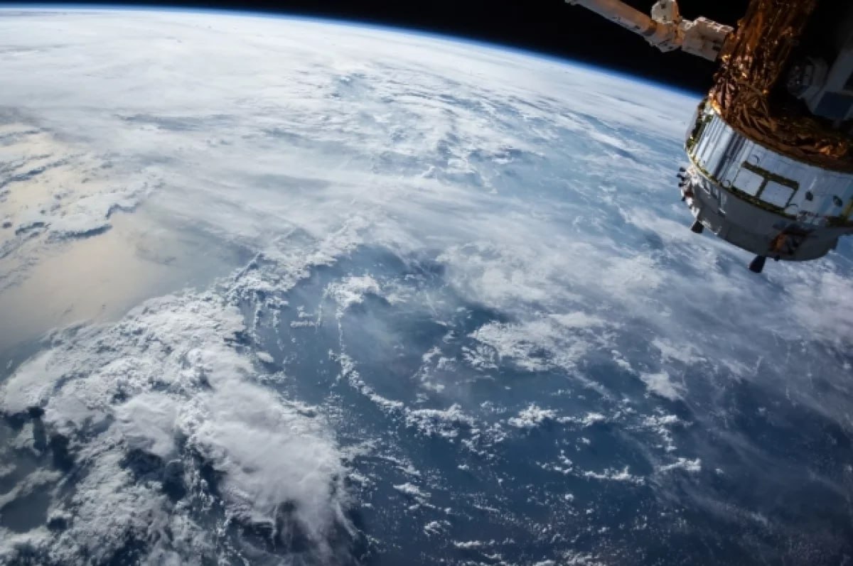 Суперкомпьютер подсчитал, сколько ещё продлится жизнь на Земле Ученые из NASA и японского Университета Тохо с помощью суперкомпьютера подсчитали, что жизнь на Земле прекратится в 1 000 002 021 году. Об этом пишет британская газета Daily Star. В публикации сказано: исследование предполагает, что растущее тепло Солнца постепенно приведет к тому, что наша планета выйдет за пределы пригодной для жизни границы. И в конечном итоге к указанному году на Земле не будет достаточного уровня кислорода для поддержания жизни.