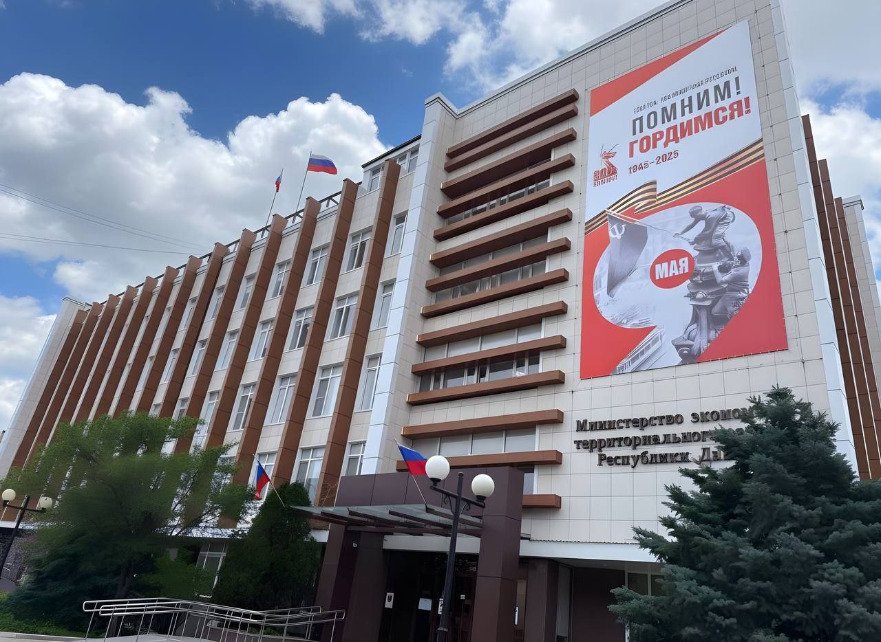 В Дагестане отобраны 40 проектов для реализации по программе Местные инициативы в 2026 году сообщает Минэкономразвития республики По результатам оценки комиссии поддержку из республиканского бюджета получат 40 лучших проектов отобранных из 84 заявок Участниками программы стали 35 муниципальных образований На реализацию отобранных проектов будет направлено 200 млн рублей Средства предназначены для улучшения инфраструктуры населенных пунктов республики включая комплексное благоустройство общественных пространств ремонт дорог и дорожных сооружений а также реконструкцию объектов социальной сферы Главным условием для участия в конкурсе было наличие софинансирования из муниципальных бюджетов и средств меценатов Этот принцип позволяет не только увеличить объем ресурсов но и гарантировать реальную заинтересованность местных сообществ в реализации выбранных проектов отметили в министерстве Заявки на участие принимались с 22 сентября по 22 октября 2025 года Реализация проектов победителей направленных на решение актуальных вопросов местного значения начнется в 2026 году За период реализации программы Местные инициативы с 2019 по 2025 год поддержано 536 проектов на общую сумму более 2 9 млрд рублей