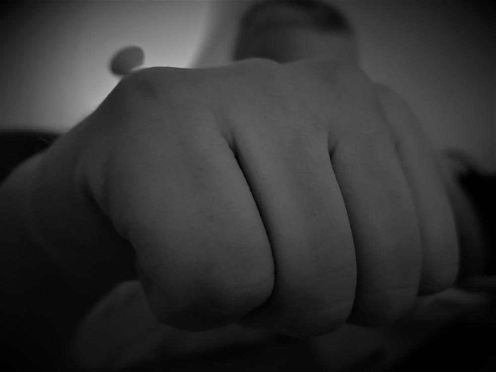 Пьяный архангелогородец прописал смертельный хук бывшей супруге, пытаясь вывести её из запоя 40-летнего жителя областного центра будут судить за умышленное причинение тяжкого вредя здоровью, повлекшее смерть его бывшей жены. В прошлую субботу мужчина пришел домой к экс-даме сердца в пьяном виде. Женщина тоже была выпившей. На допросе обвиняемый пояснил, что разозлился, увидев любимую в таком состоянии, отшвырнул от неё бутылку и разок ударил рукой по голове. Через непродолжительное время пострадавшая скончалась от травмы головы у себя дома на улице Полярной. Подозреваемый свою вину признал частично. Суд удовлетворил ходатайство следователя и избрал в отношении задержанного меру пресечения в виде заключения под стражу.
